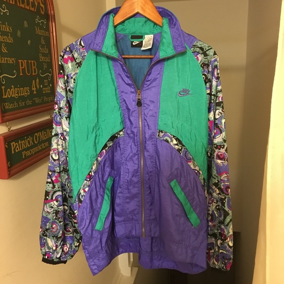 nike graphic windbreaker